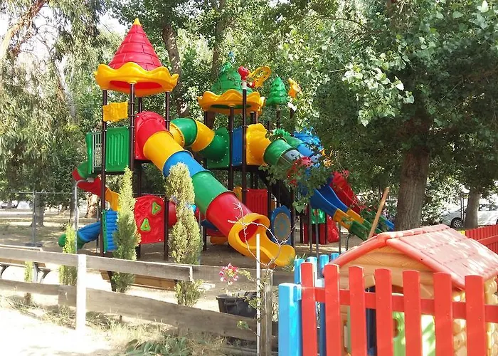 אתר קמפינג Le De La 3*